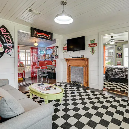 Retro Retreat In Llano With Screened Porch!